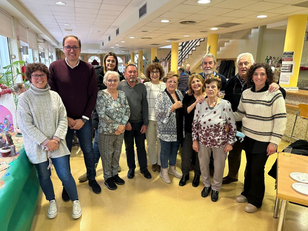 Las autoridades y miembros de la Asociación de Jubilados y Pensionistas charlaron y disfrutaron de la tarde (Foto: Diario de Miguelturra).