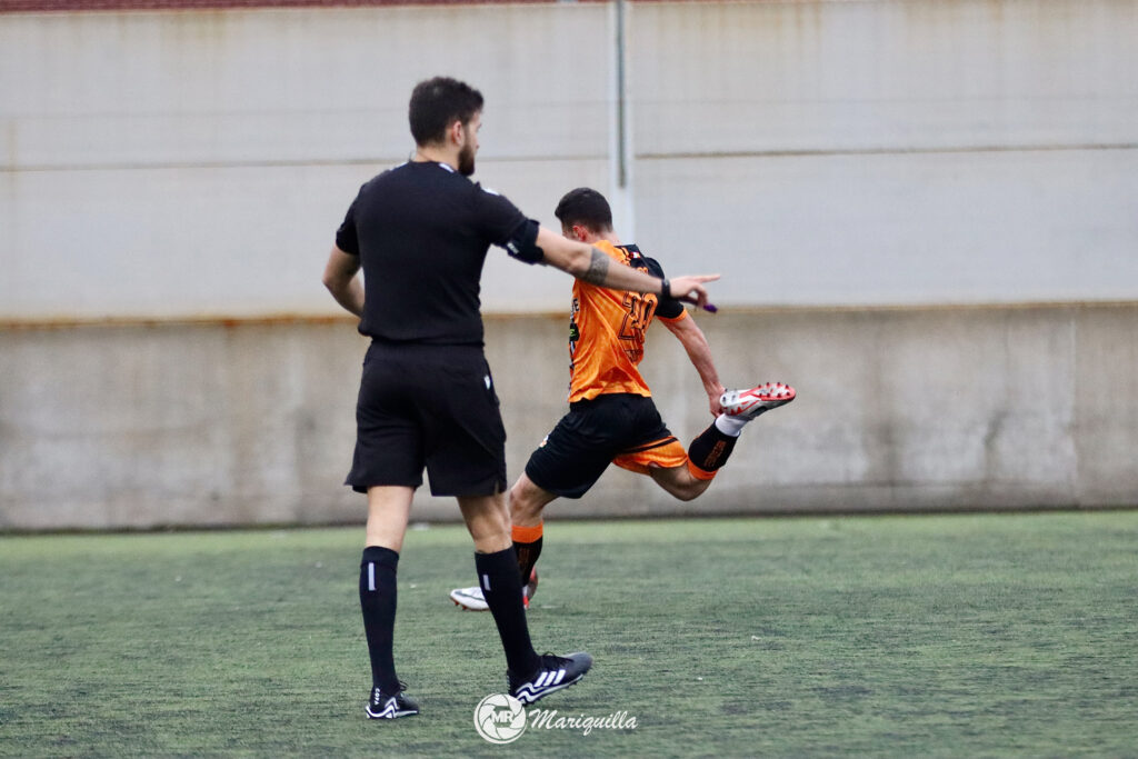 El árbitro le pide a los jugadores que no entren en el área en el lanzamiento de penalti (Foto: @mariquilla2999).