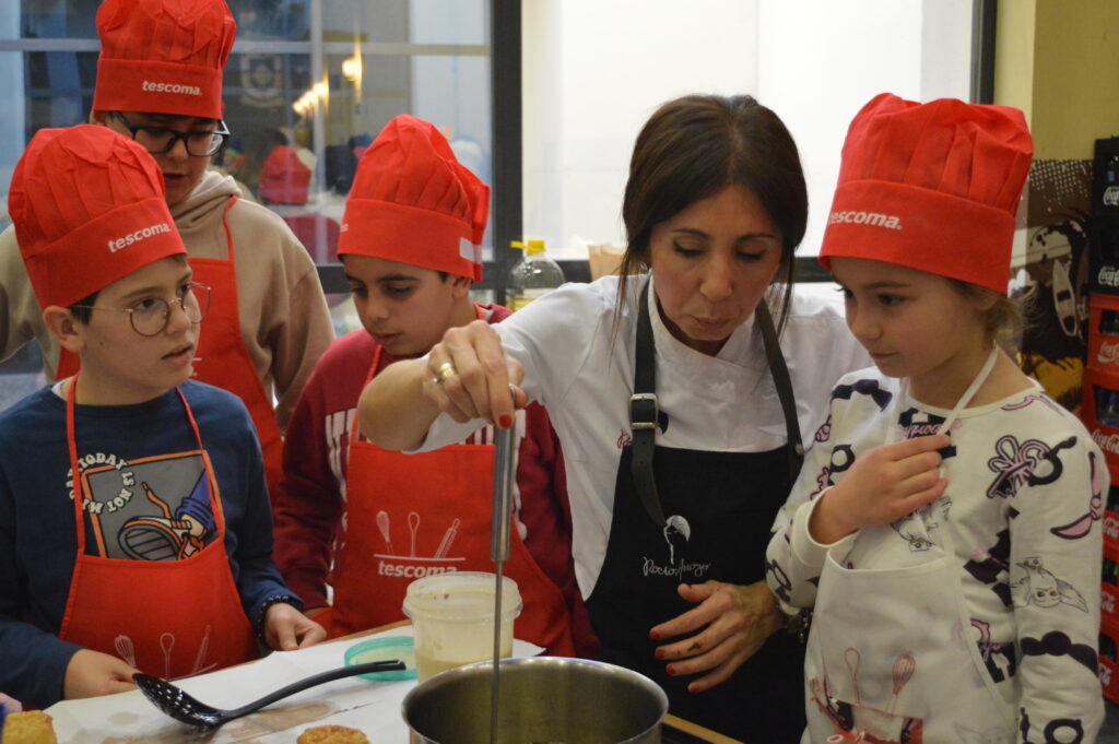 Rocío Arroyo lideró el Taller Infantil de Fruta en Sartén (Foto: Diario de Miguelturra).