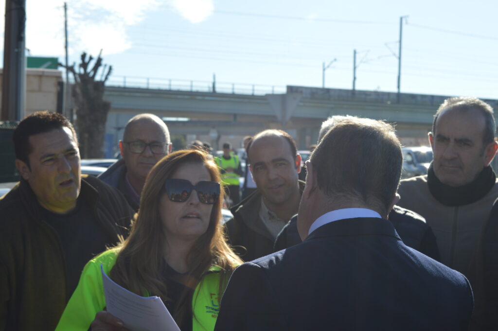 Page habla con un grupo de agricultores (Foto: Aurora Herrero/Diario de Miguelturra).
