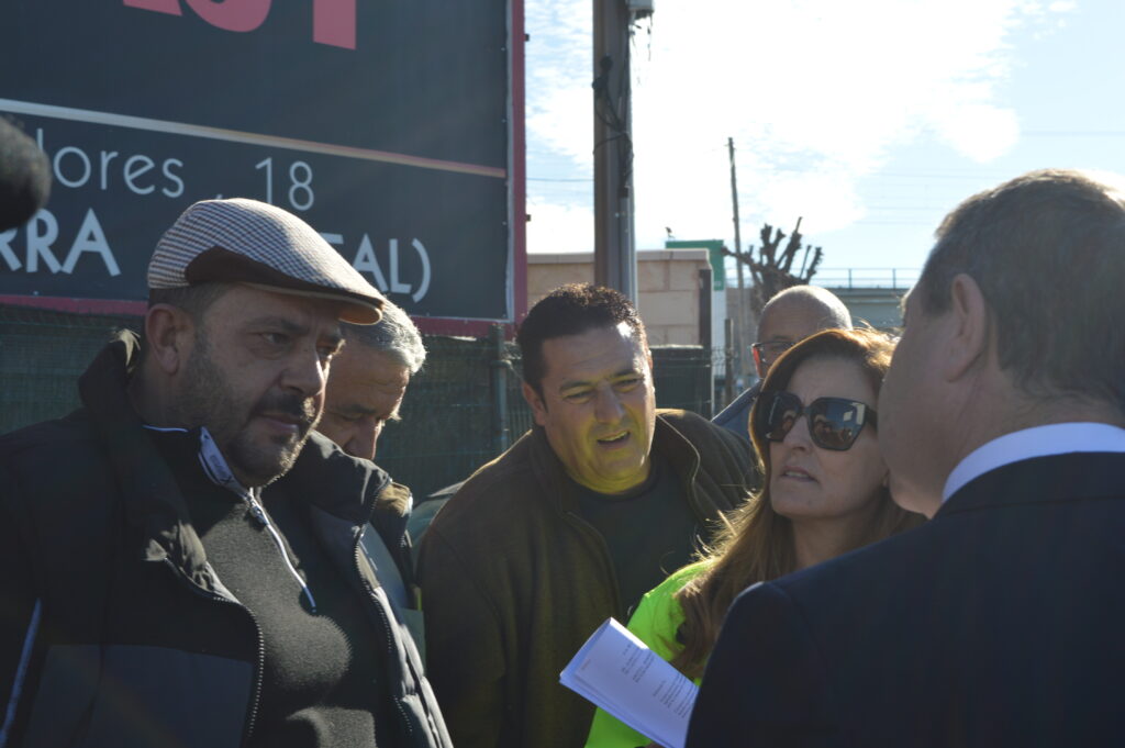 Page habla con un grupo de agricultores (Foto: Aurora Herrero/Diario de Miguelturra).