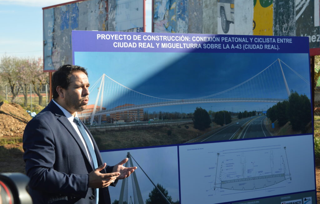Rubén Sobrino, director general de Transportes y Movilidad, presenta el proyecto de la pasarela (Foto: Aurora Herrero/Diario de Miguelturra).