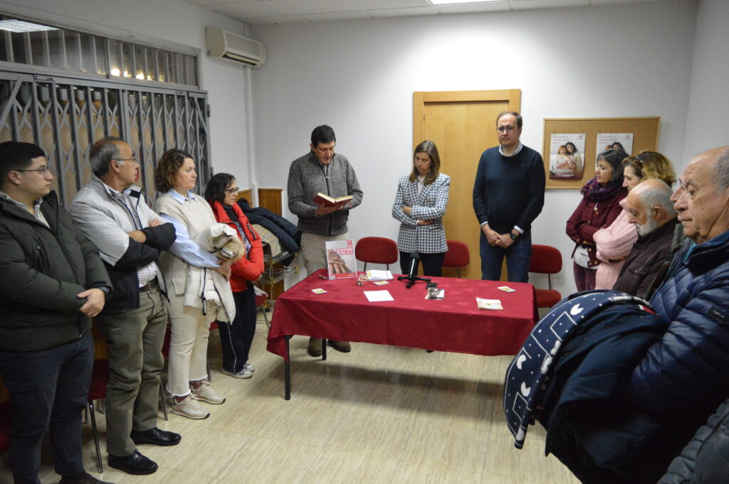 Don José Manuel Llario, párroco de la localidad, bendijo la nueva sede de Cáritas (Foto: Diario de Miguelturra).