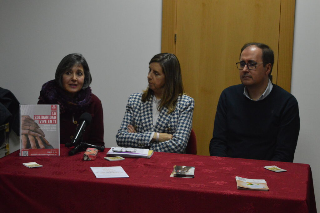 De izqda. a dcha.: María Dolores Asensio, presidenta de Cáritas en Miguelturra; María Concepción Aranguren, directora de Cáritas en Ciudad Real; y Luis Ramón Mohíno, alcalde de Miguelturra (Foto: Diario de Miguelturra).