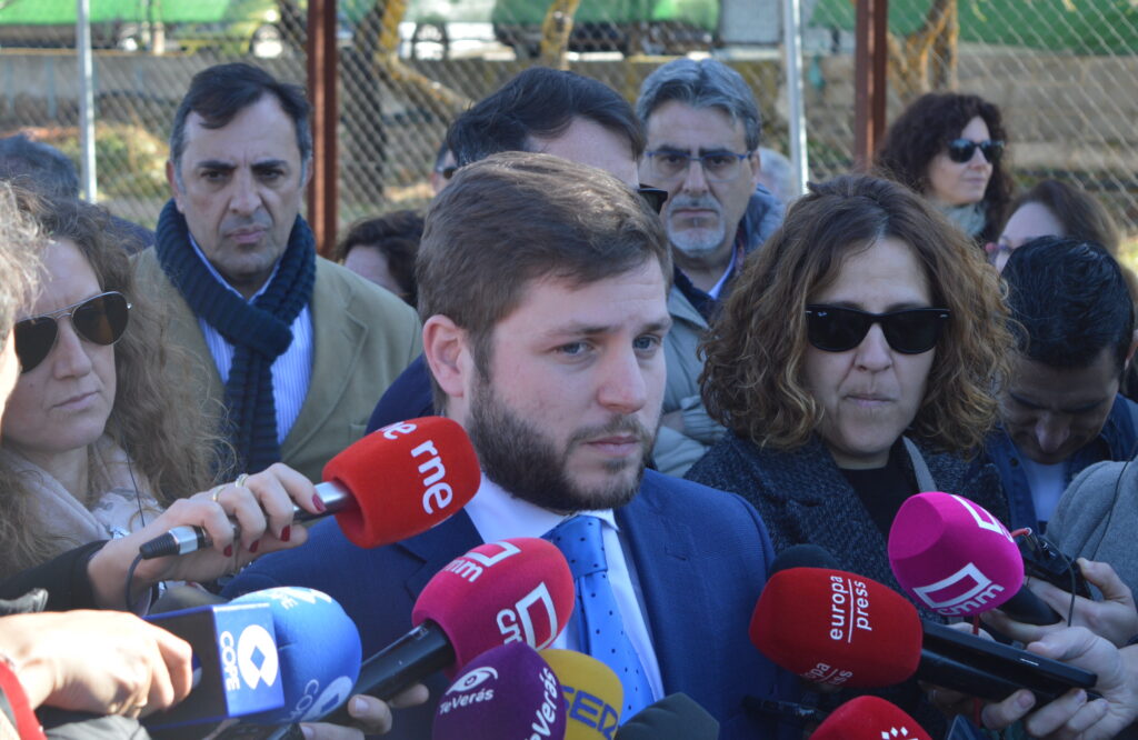 El consejero de Fomento, Nacho Hernando, durante la colocación de la primera piedra de la pasarela que unirá Miguelturra y Ciudad Real (Foto: Aurora Herrero/Diario de Miguelturra).