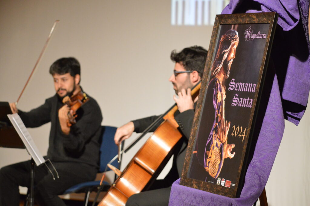 El trío de cuerda 'Musicordae' cerró el acto interpretando diversas marchas (Foto: Diario de Miguelturra).