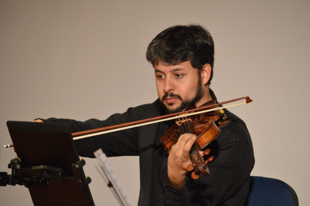 El trío de cuerda 'Musicordae' cerró el acto interpretando diversas marchas (Foto: Diario de Miguelturra).