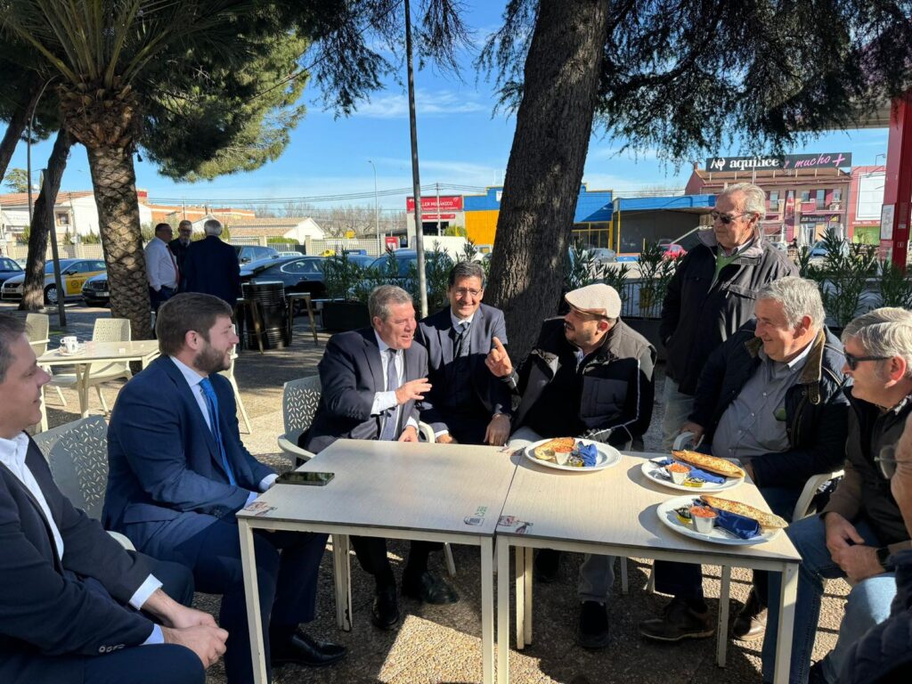 El presidente regional desayuna con agricultores en una terraza de un bar de Miguelturra