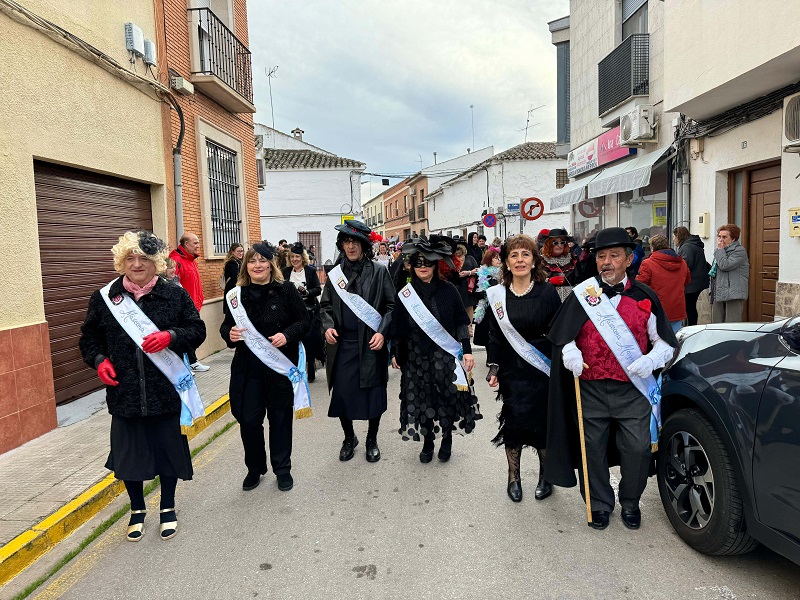 Los participantes en el Entierro de la Sardina mostraron su pésame