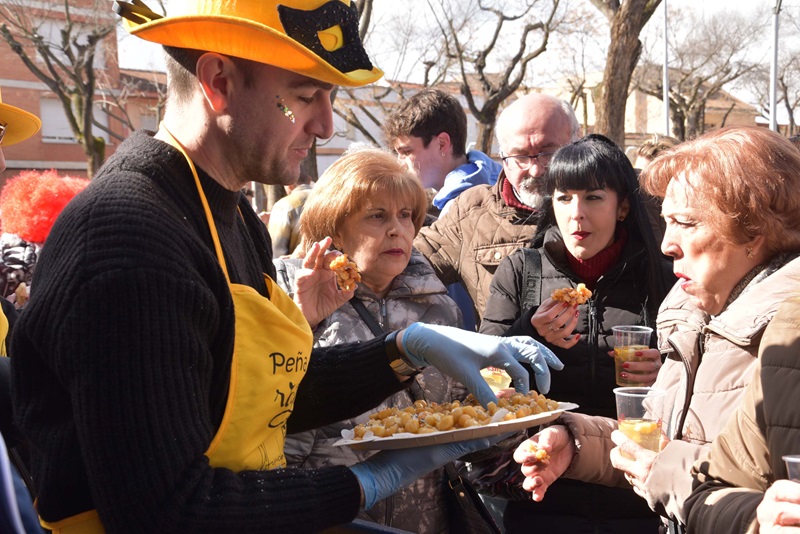 Reparto de dulces elaborados por los participantes