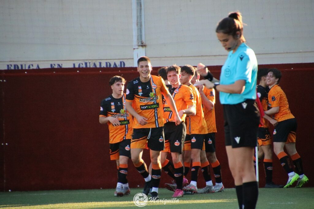 La EFB Miguelturra celebra el gol de Álvaro Moraga frente al Valencia (Foto: @mariquilla2999).