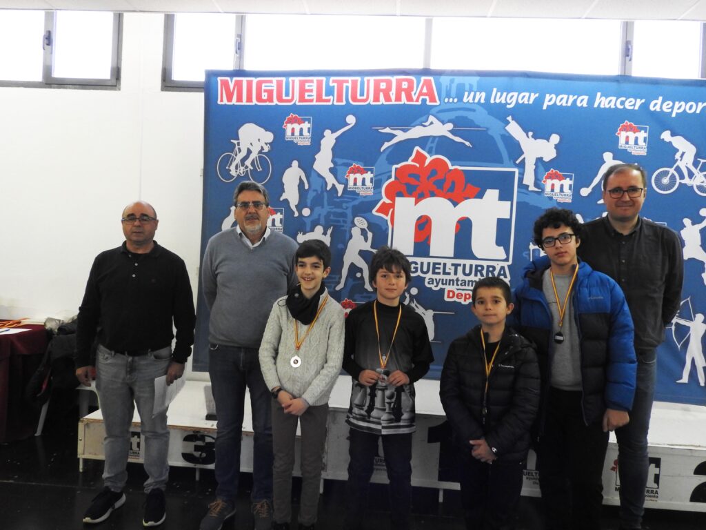 En la entrega de premios estuvieron presentes el alcalde de Miguelturra, Luis Ramón Mohíno, y el concejal de Deportes, Emiliano Domínguez (Foto: Club Ajedrez Miguelturra).