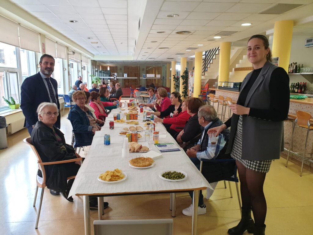 El taller terminó con una merienda para todos los asistentes.