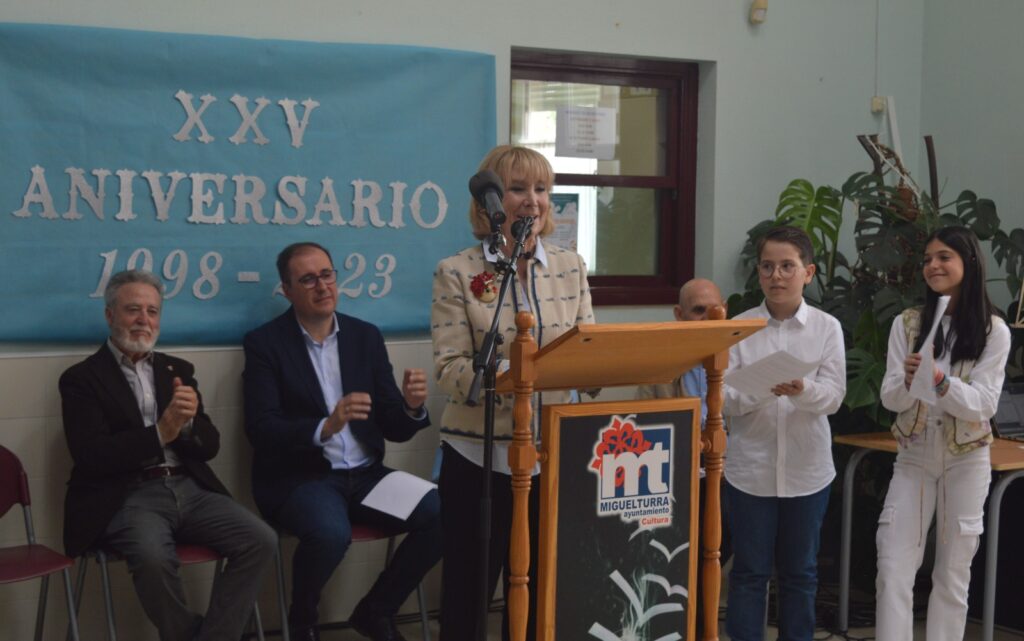 Esperanza Aguirre se dirige a los alumnos y alumnas del colegio Benito Pérez Galdós (Foto: Aurora Herrero/Diario de Miguelturra).