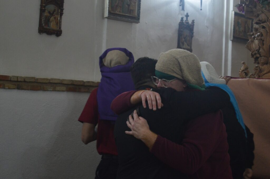 Los abrazos eran el único consuelo a este Martes Santo pasado por agua (Foto: Aurora Herrero/Diario de Miguelturra).