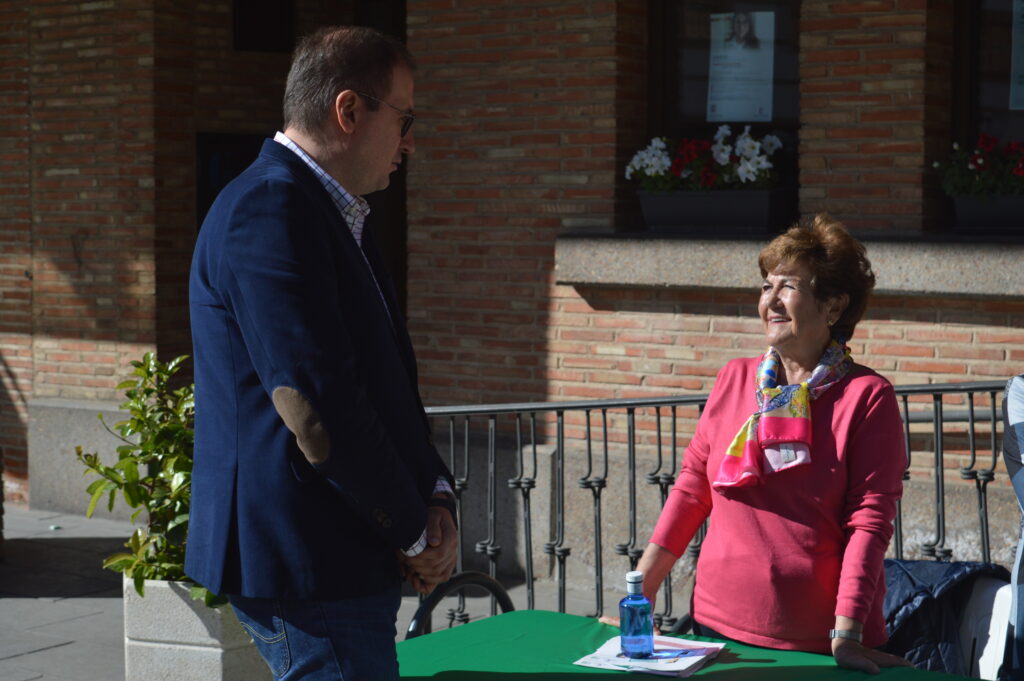 Luis Ramón Mohíno, alcalde de Miguelturra, charla con una de las voluntarias de la AECC (Foto: Diario de Miguelturra).