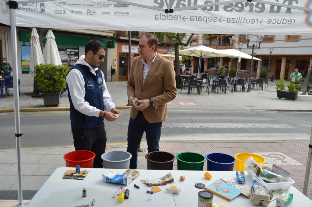 Luis Ramón Mohíno, alcalde de Miguelturra, consulta sus dudas con Rubén Iniesta, educador ambiental (Foto: Diario de Miguelturra).