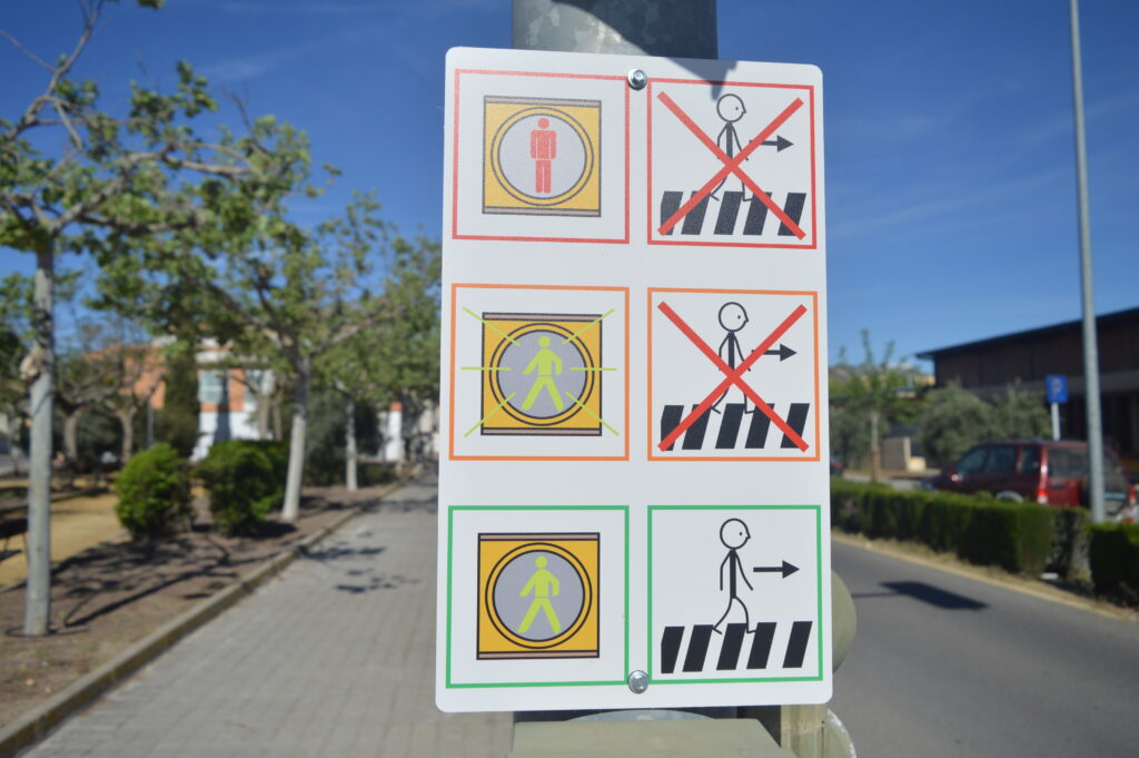 Pictogramas instalados en el semáforo situado a las puertas del Colegio Clara Campoamor (Foto: Diario de Miguelturra).
