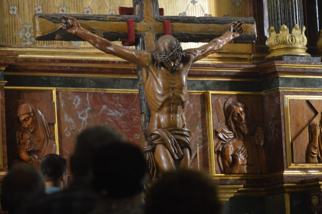 Multitud de vecinos y vecinas de Miguelturra arroparon al Cristo de la Misericordia (Foto: Diario de Miguelturra).