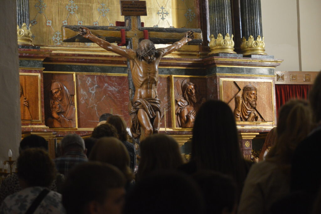 Multitud de vecinos y vecinas de Miguelturra arroparon al Cristo de la Misericordia (Foto: Diario de Miguelturra).
