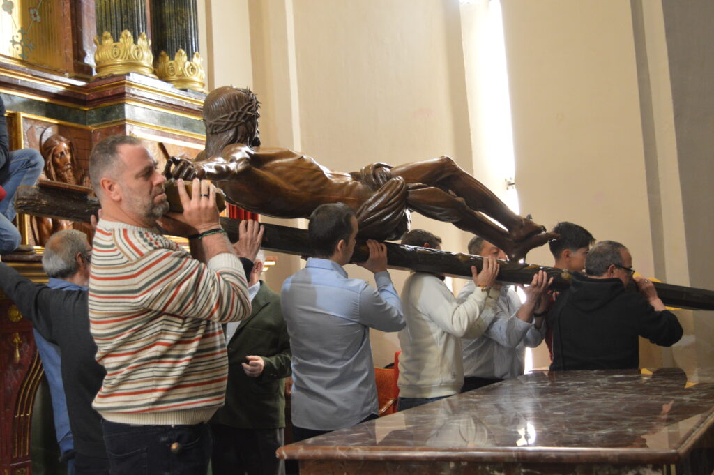 Miembros de la Hermandad portaron a hombros la imagen del Cristo de la Misericordia (Foto: Diario de Miguelturra).