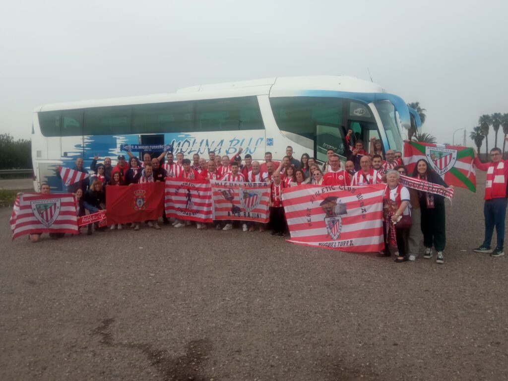 La Peña del Athletic de Miguelturra organizó un viaje a Sevilla para disfrutar de la final.