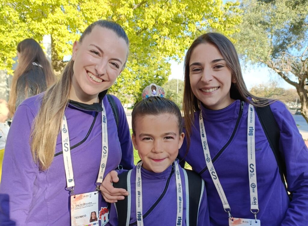 Vega González, gimnasta del Club Volaverunt Miguelturra, junto a sus entrenadoras.