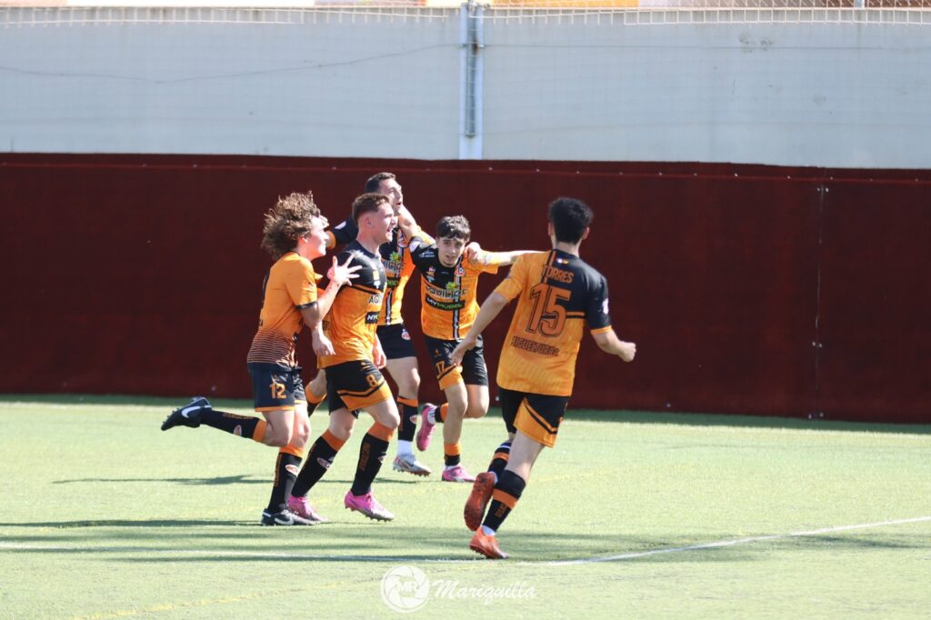 La EFB Miguelturra celebra el gol de Raúl Moreno (Foto: @mariquilla2999).