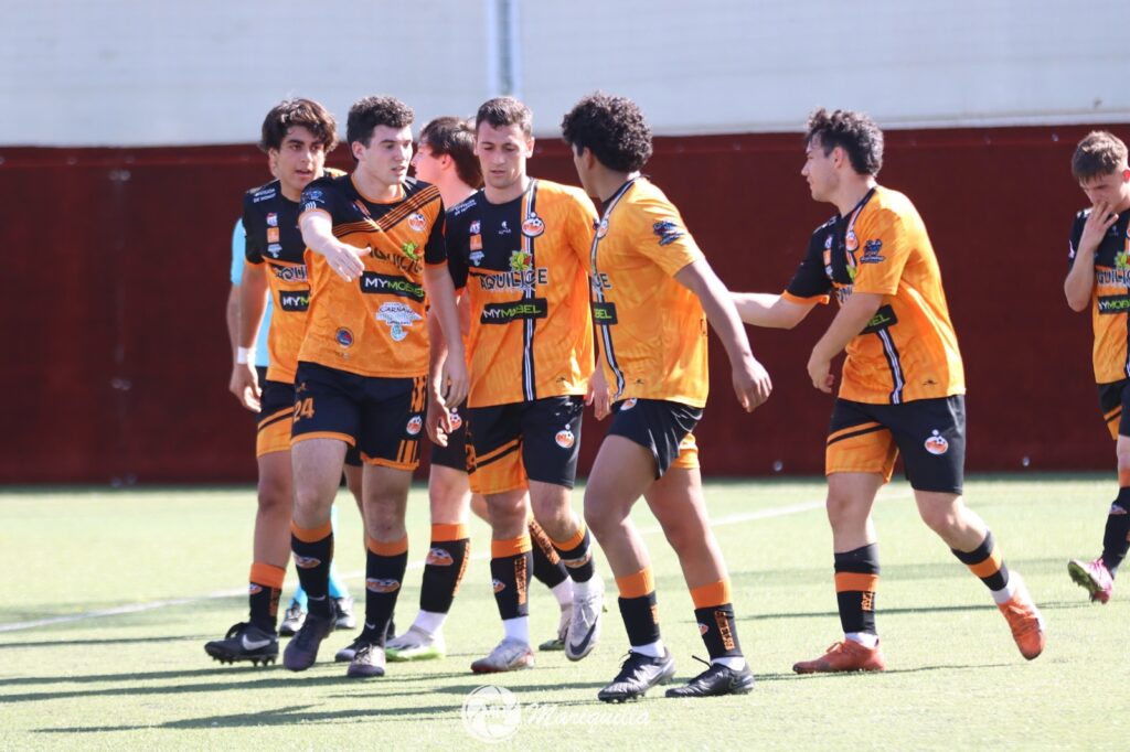 La EFB Miguelturra celebra el gol de Raúl Moreno (Foto: @mariquilla2999).