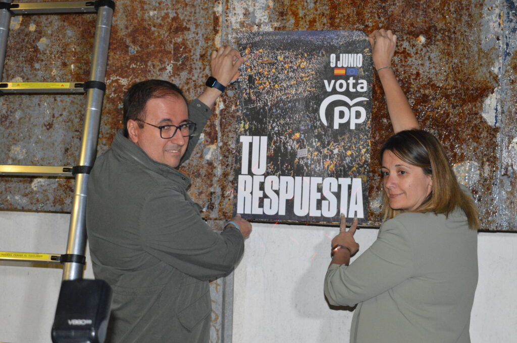 Luis Ramón Mohíno y Carmen María Mohíno colocan el cartel del PP de cara a las elecciones europeas (Foto: Diario de Miguelturra).