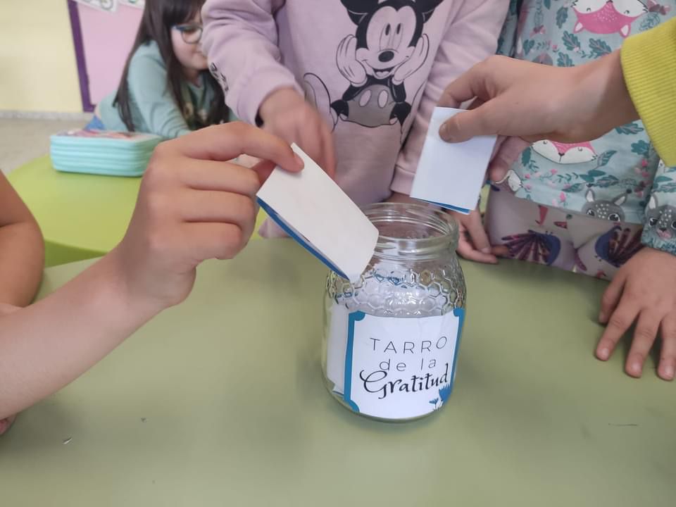 Los pequeños introducen sus tarjetas en un tarro