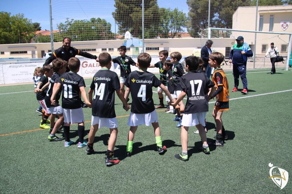 Los prebenjamines de la EFB Miguelturra celebran la victoria (Foto: FFCM).