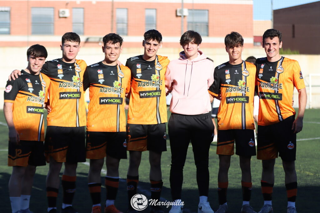 Un grupo de jugadores que ya son historia del fútbol churriego (Foto: Diario de Miguelturra).