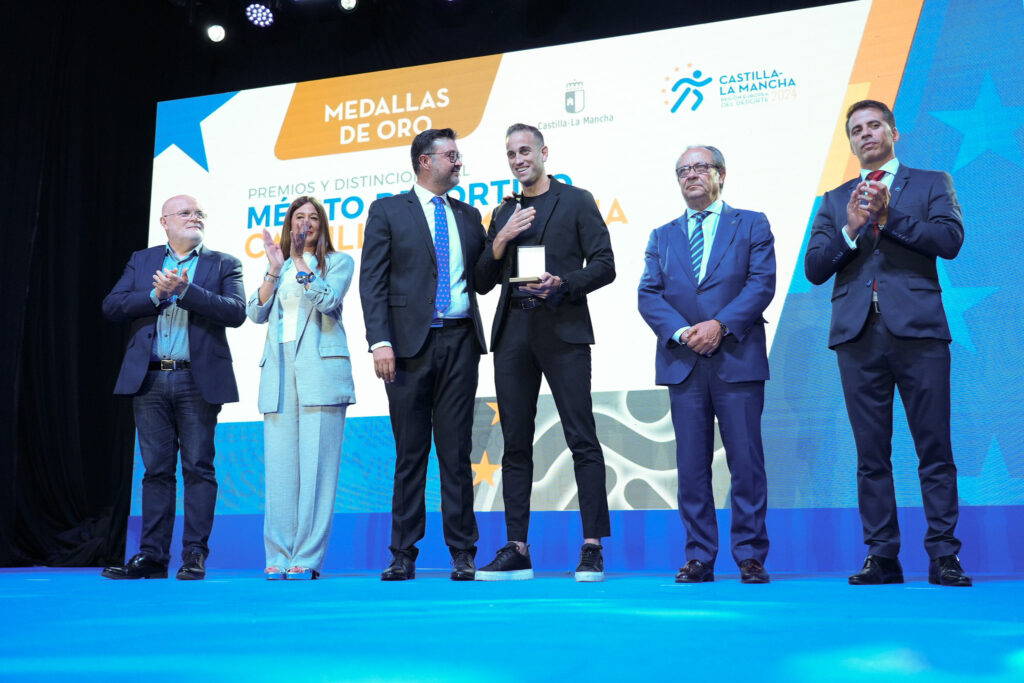Javier Alberola Rojas recoge la medalla de oro al Mérito Deportivo de Castilla-La Mancha.