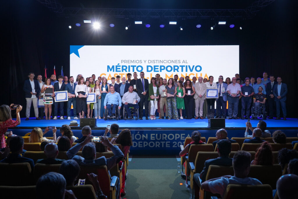Foto de familia de los homenajeados en la gala de los Premios y Distinciones al Mérito Deportivo de Castilla-La Mancha.
