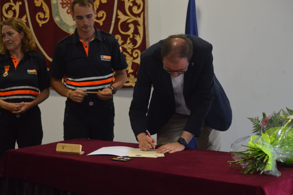 Luis Ramón Mohíno firma el acta de nombramiento de Juan Manuel Hernández como jefe de Protección Civil Miguelturra (Foto: Diario de Miguelturra).