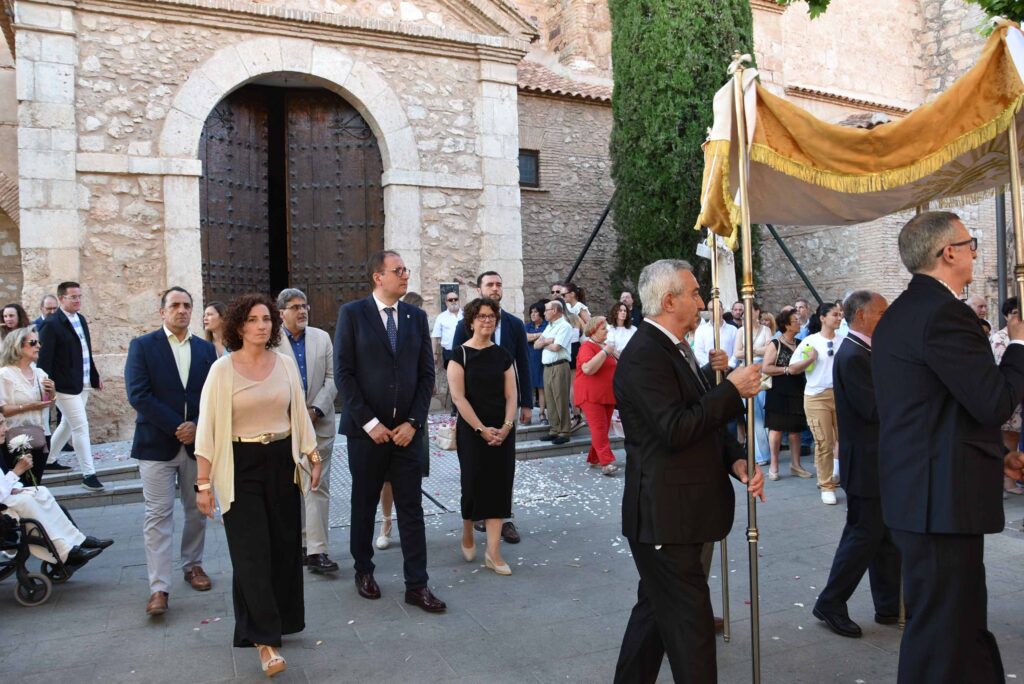 La corporación municipal participa en la procesión del Corpus