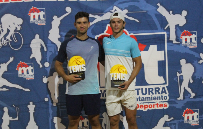 Santiago Plaza (izqda.) junto a José Domínguez (Foto: Club Tenis Miguelturra).