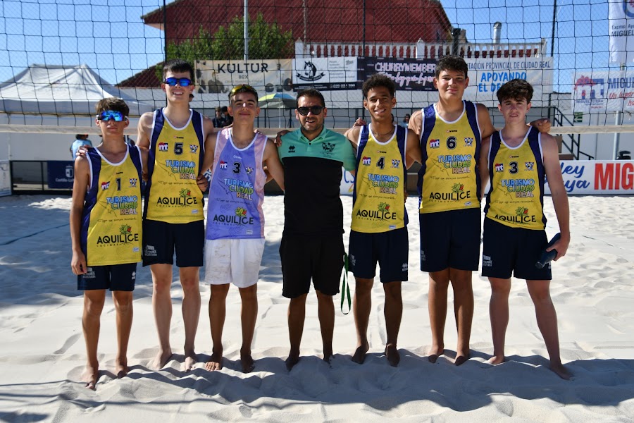 Enmanuel Encarnación, Hugo Fernández, Álvaro Fernández-Caballero, Sergio Martínez, Miguel Ramírez y Juan Velázquez junto a su entrenador Jesús Nieto (Foto: Berna Martínez/ADV Miguelturra).