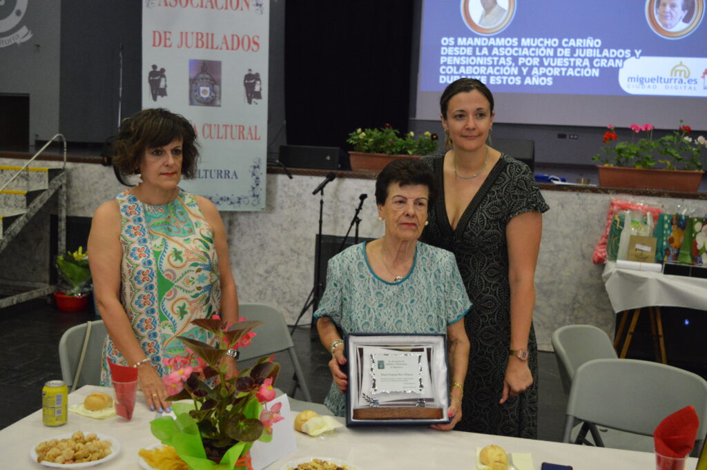 Carmen María Mohíno hace entrega de la placa a Gregoria Peco (Foto: Diario de Miguelturra).