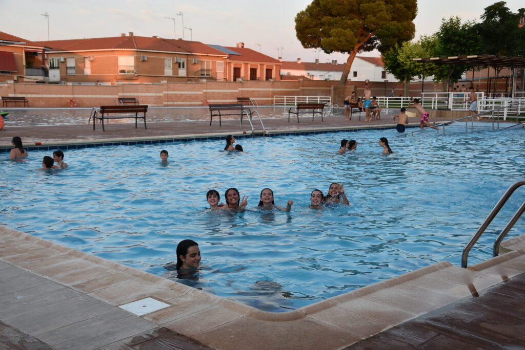 Los jóvenes se refrescaron en la piscina mediana durante las Noches Encantadas.