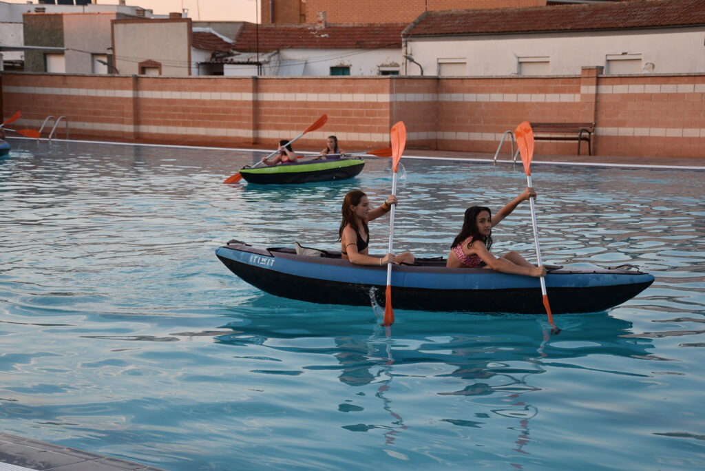 Kayak en la piscina olímpica durante las Noches Encantadas.