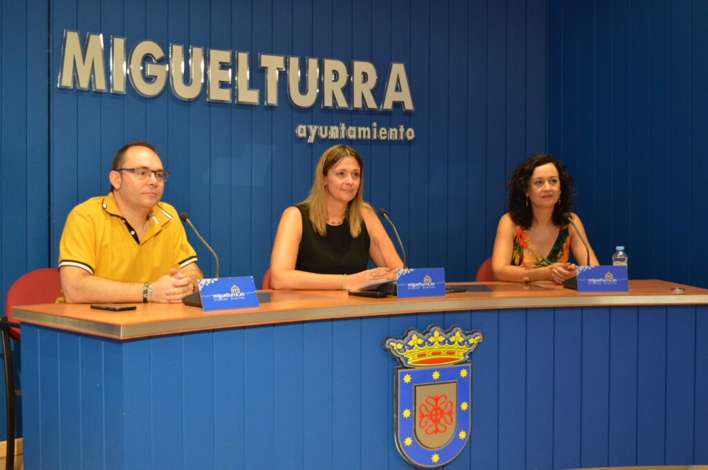 De izqda. a dcha.: José Ramón González, Carmen María Mohíno y María Victoria Gómez (Foto: Diario de Miguelturra).