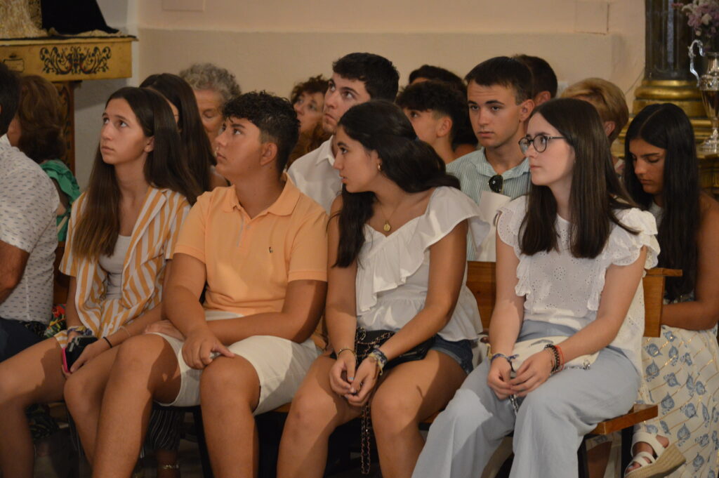 El Grupo Joven de la Congregación, pendiente de la bajada de la Virgen (Foto: Diario de Miguelturra).