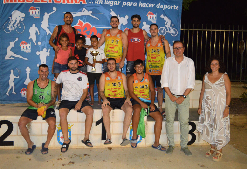 Foto de familia de la entrega de premios en la categoría sénior (Foto: Diario de Miguelturra).