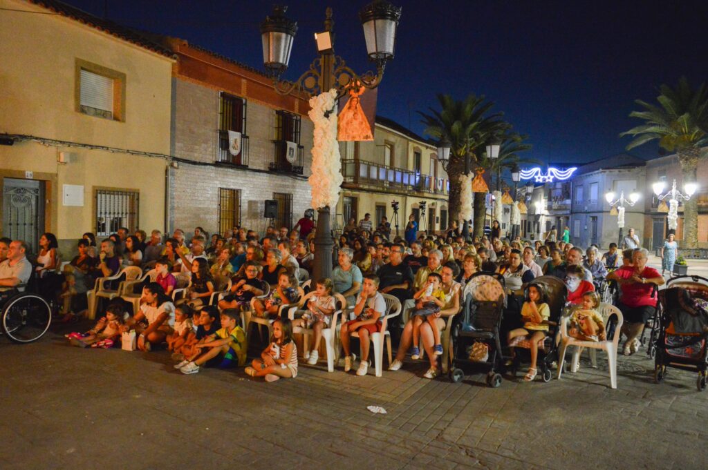 El público llenó la Plaza de la Virgen para disfrutar de Flauti Flauti (Foto: Aurora Herrero/Diario de Miguelturra).