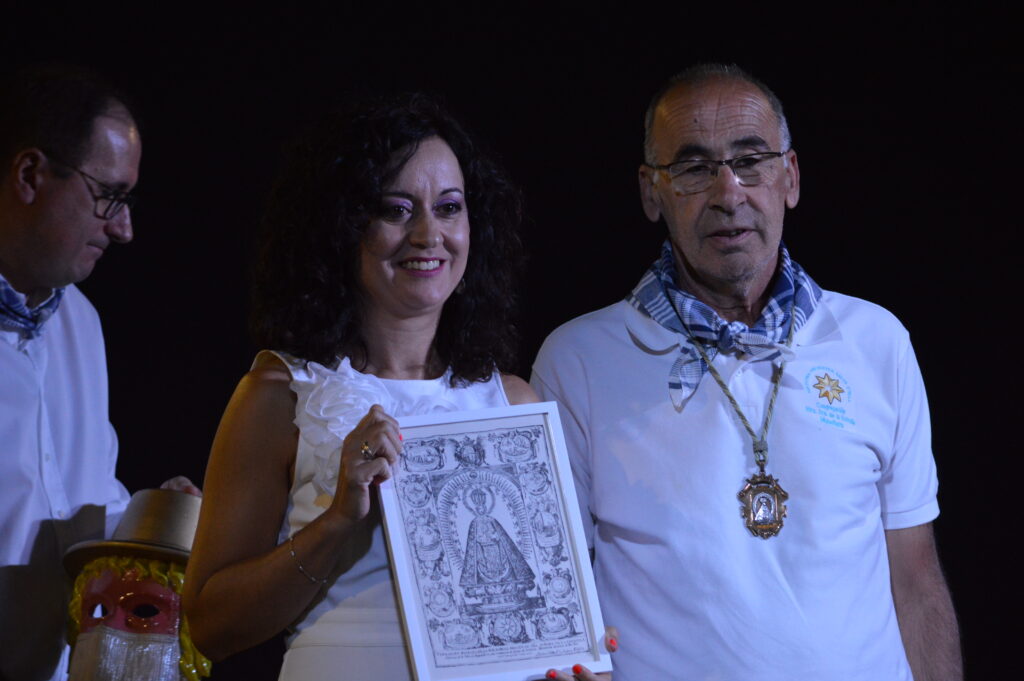 El presidente de la Congregación de la Virgen de la Estrella, José Luis Rodrigo, ha entregado un obsequio a María Victoria Gómez (Foto: Diario de Miguelturra).