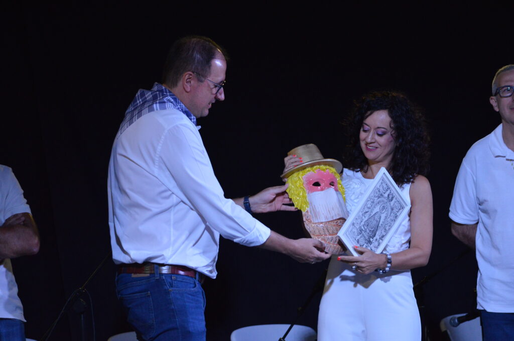 María Victoria Gómez ha recibido de parte del Ayuntamiento la careta cerámica conmemorativa de este pregón (Foto: Diario de Miguelturra).