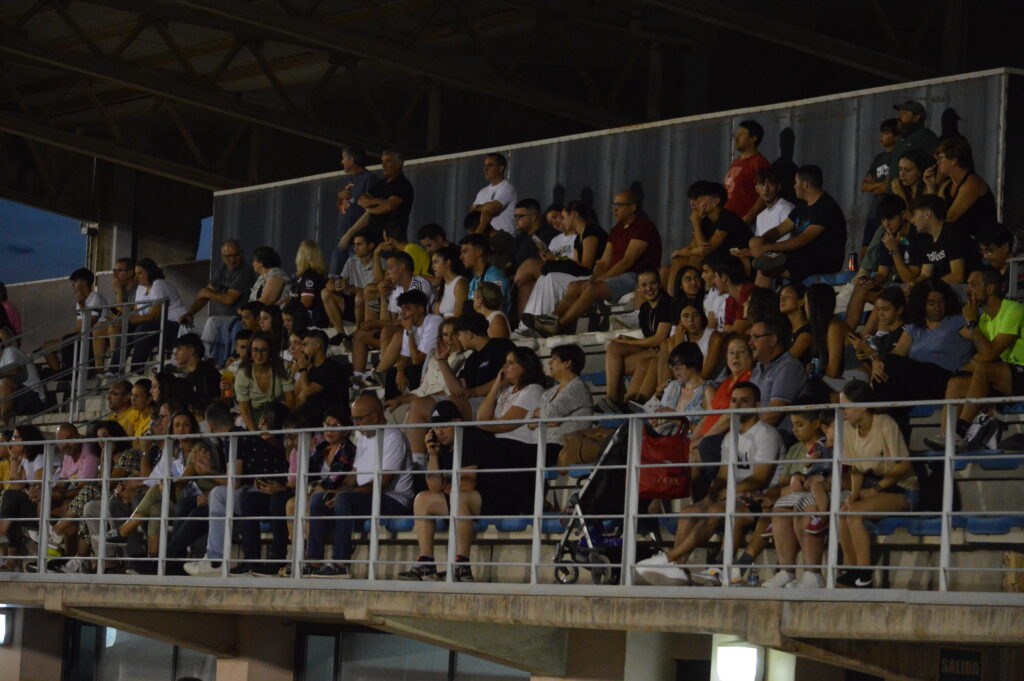 El público llenó la grada del Estadio Municipal (Foto: Diario de Miguelturra).