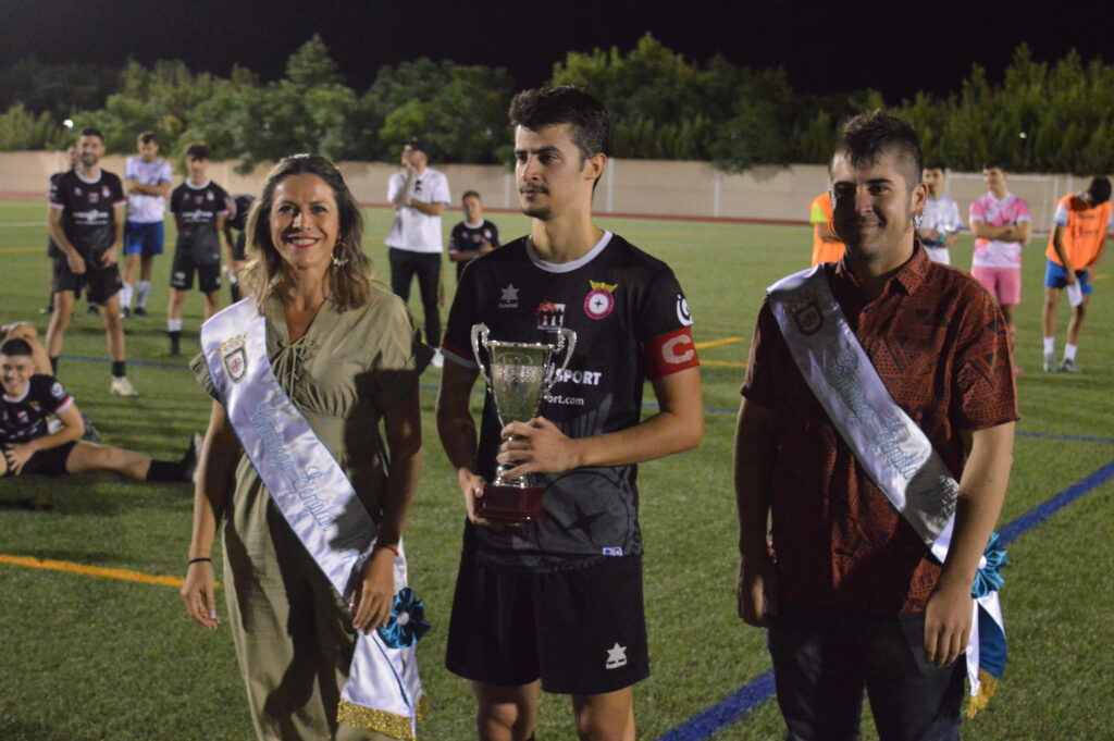 Los Churriegos Ejemplares entregaron la copa al capitán de La Estrella (Foto: Diario de Miguelturra).